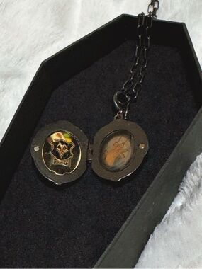 Twisted Wonderland Disney Savanaclaw Q-pot Chocolate Mirror Locket Necklace